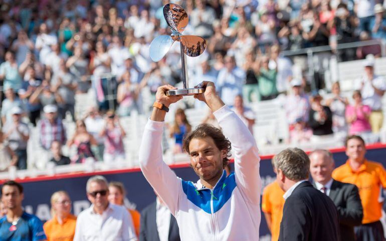 Rafael Nadal posa con el trofeo del torneo de Hamburgo.