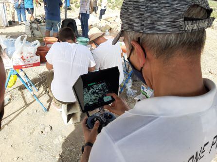 José Molina dirige, desde el mando central, el dron que ha volado por el yacimiento arqueológico.