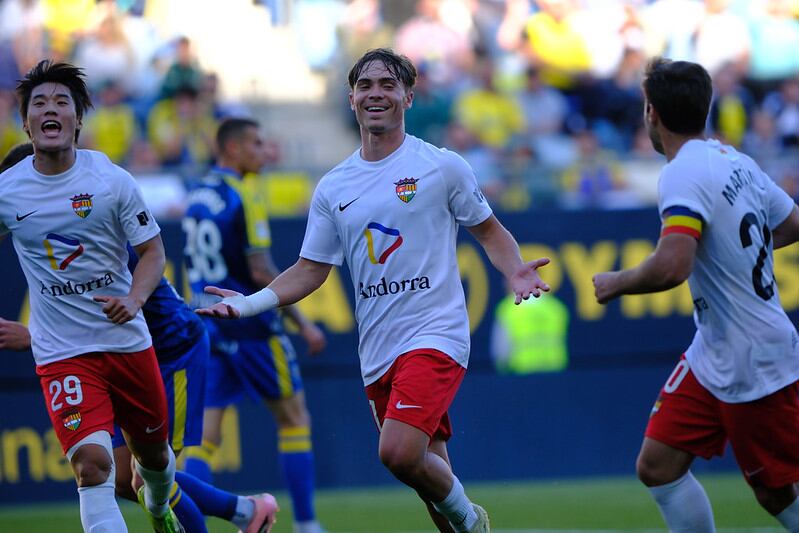 Josep Cerdà celebra el gol amb Minsu i Martí Vilà