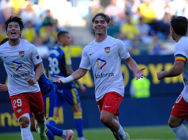 Josep Cerdà celebra el gol amb Minsu i Martí Vilà