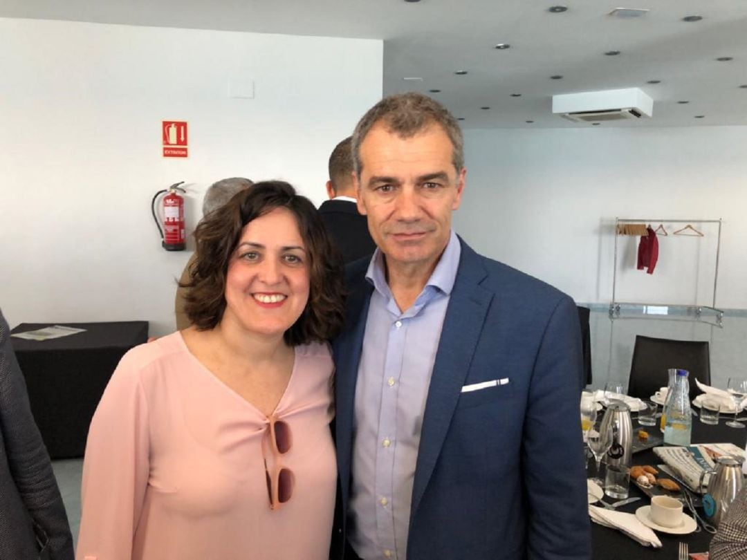 Eva Crisol se fotografíaba esta mañana con Toni Cantó en Alicante