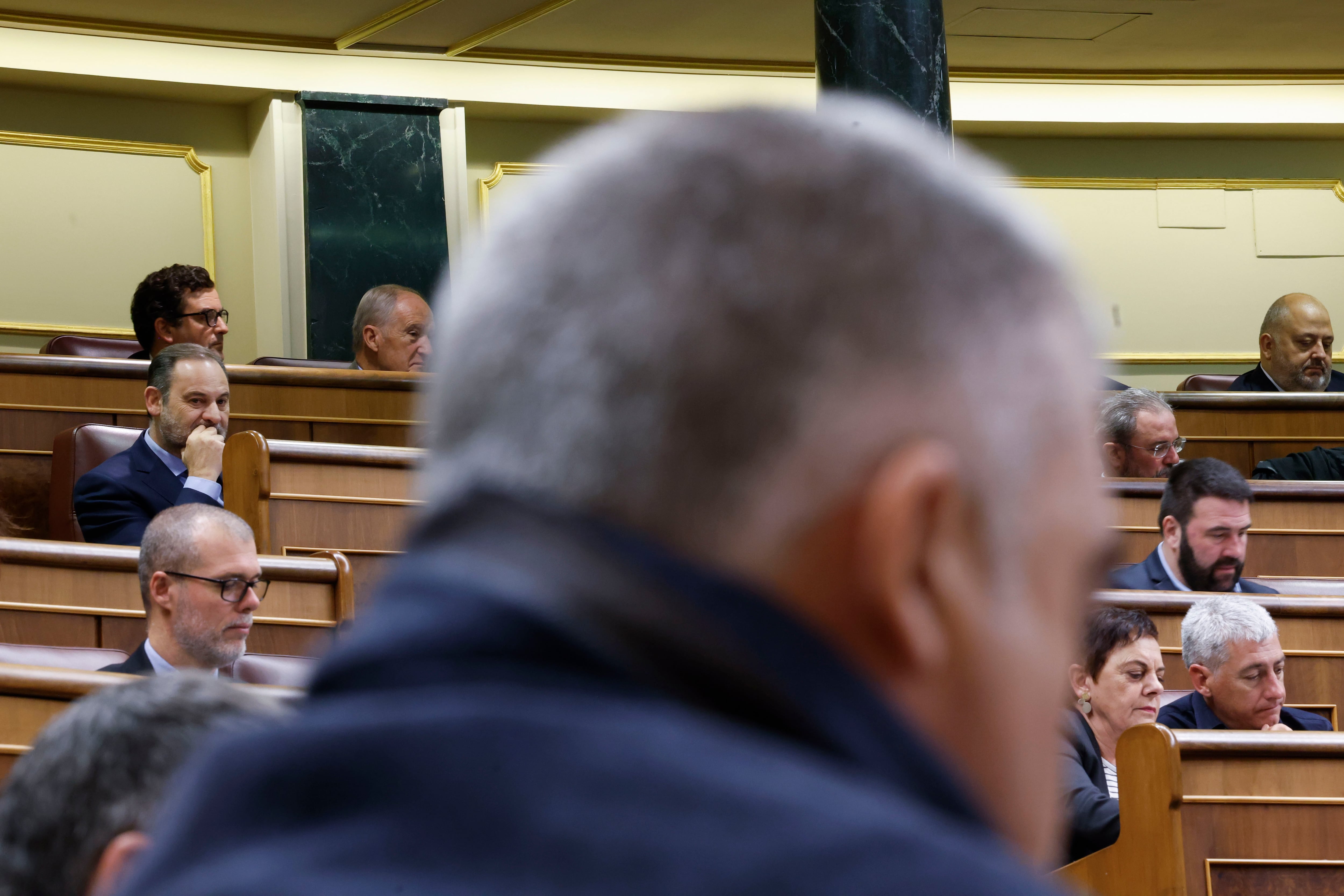 El diputado José Luis Ábalos (i) durante el pleno del Congreso de los Diputados en Madrid este jueves.