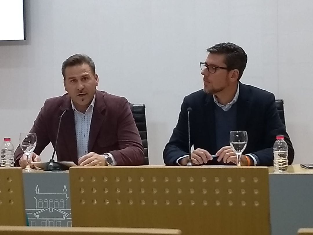 El diputado de Carreteras, Alejandro Morant, (i) en la rueda de prensa del balance de la DANA, junto al diputado de Infraestructuras, Javier Gutiérrez (d).