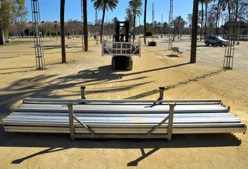 Montaje de la Feria del Caballo en el González Hontoria