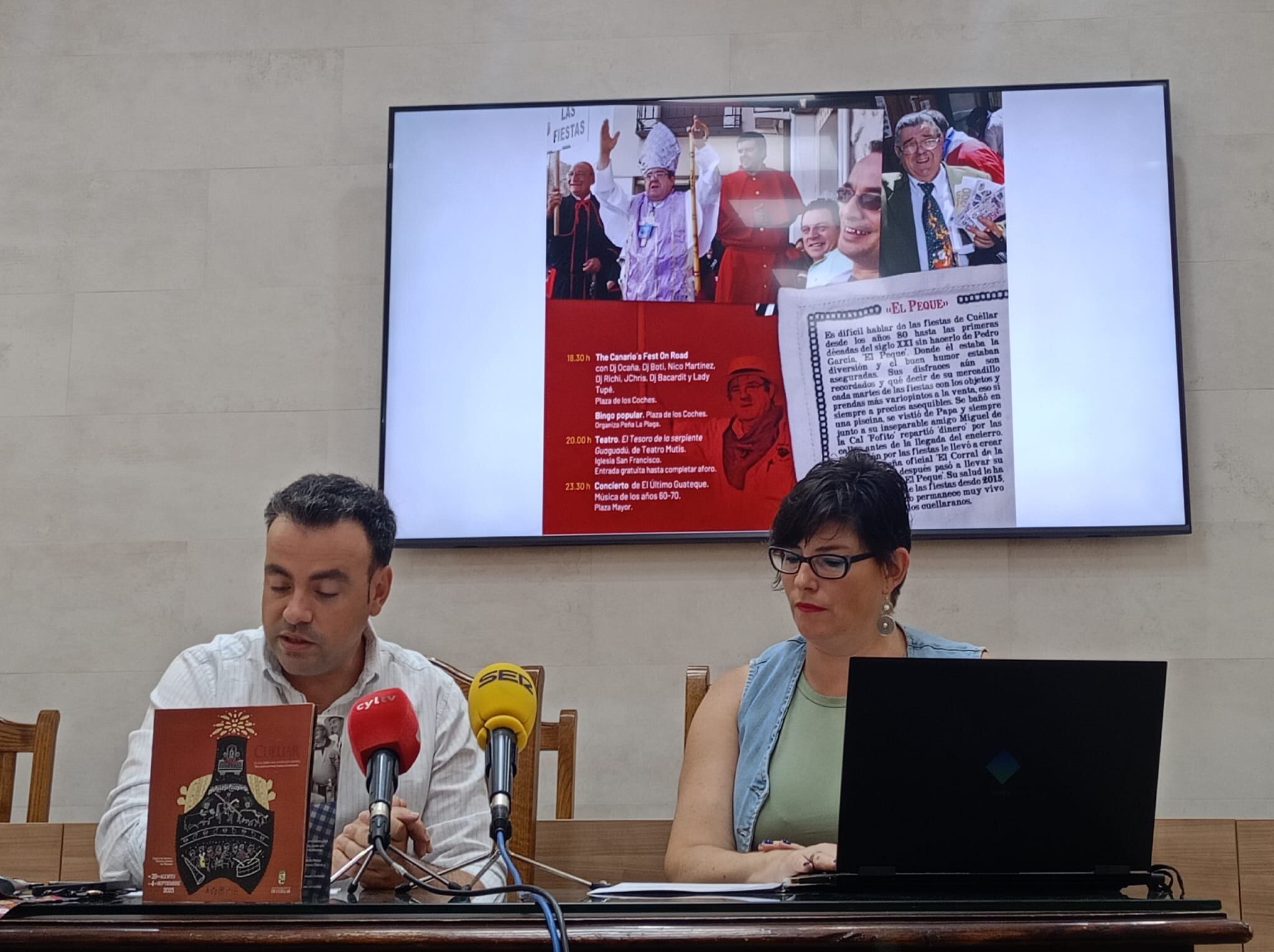 Carlos Fraile, alcalde de Cuéllar y Raquel Gilsanz, concejal de Educación, presentan el programa de actividades de las fiestas 2025