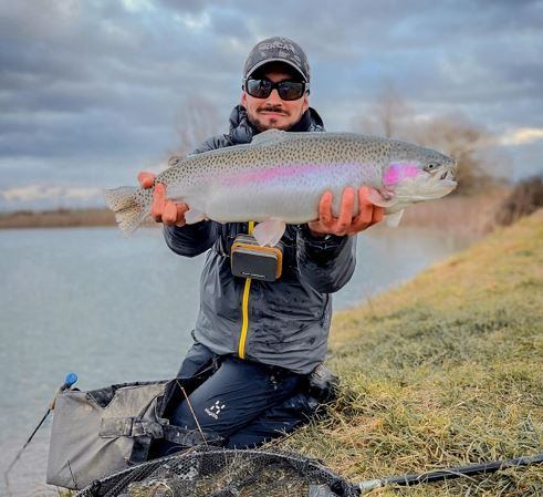 Nicolás Abadía durante la competición con una de sus capturas