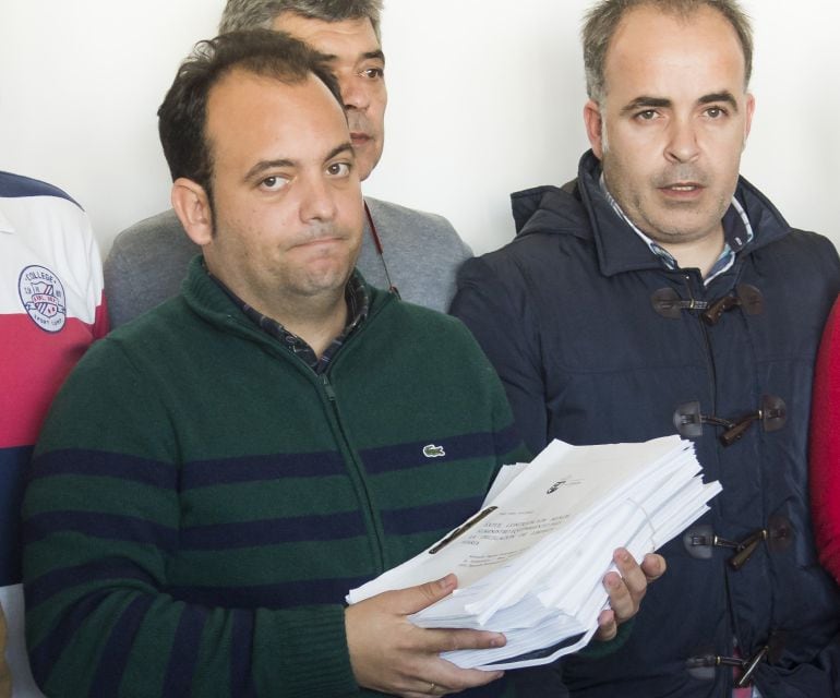 Diego Manuel Agüera (PSOE), a su llegada a la rueda de prensa ofrecida el 23 de febrero a la que ha llegado con los expedientes de contratación y ha negado que haya amañado algún contrato.