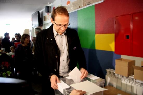 Vota el candidat d'Iniciativa, Joan Herrera