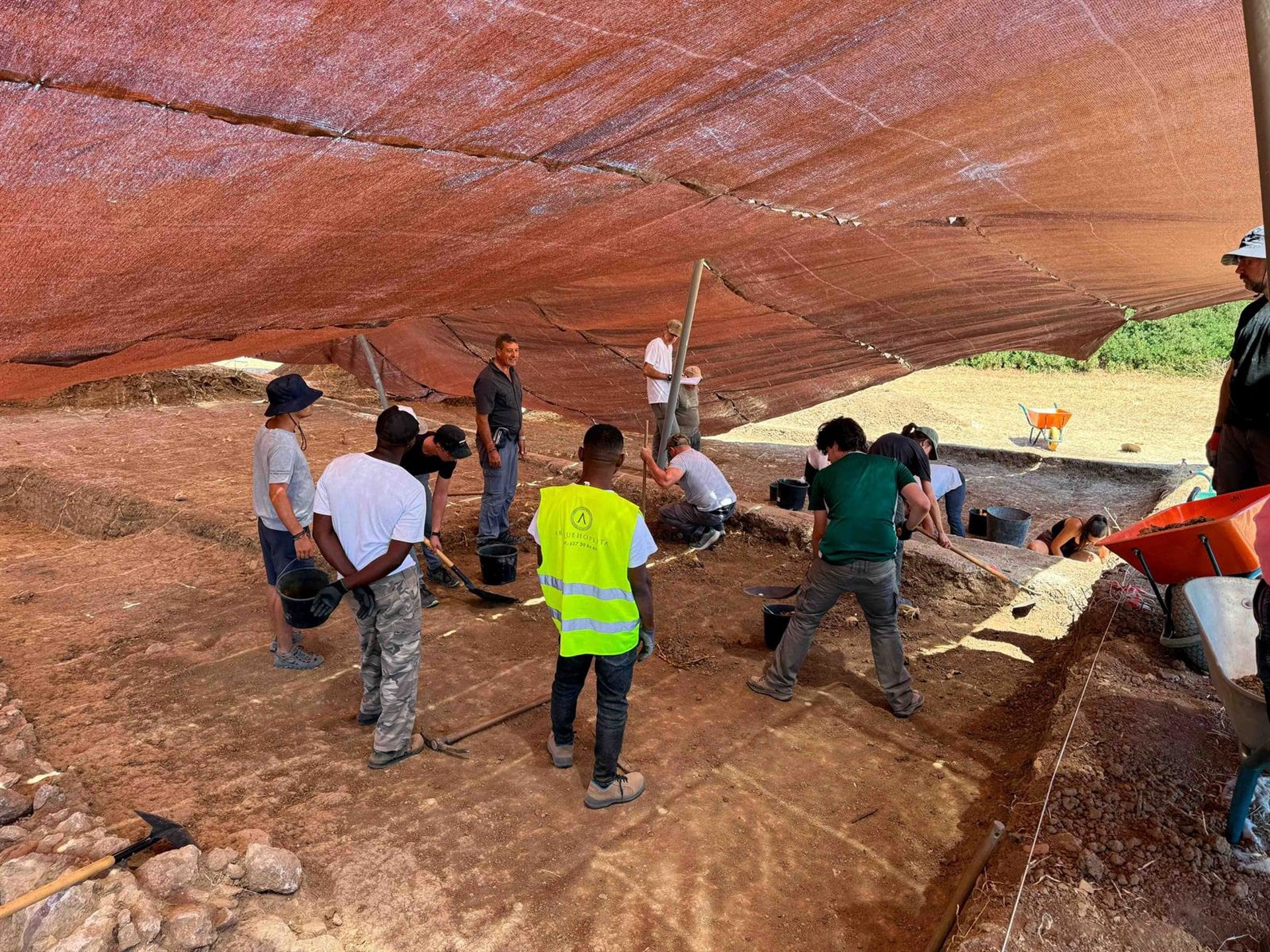 La Universidad de Málaga (UMA) retoma las excavaciones en el yacimiento del Cerro del Villar en busca de los orígenes de la Málaga fenicia. La cuarta campaña de investigación arqueológica, financiada por la Junta de Andalucía, comenzó el pasado lunes. / UNIVERSIDAD DE MÁLAGA