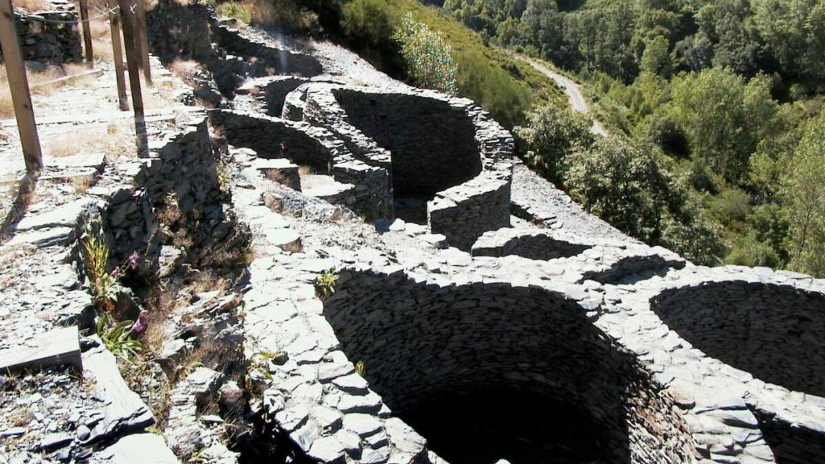 Se derrumba parte del castro de Chano a causa de las lluvias