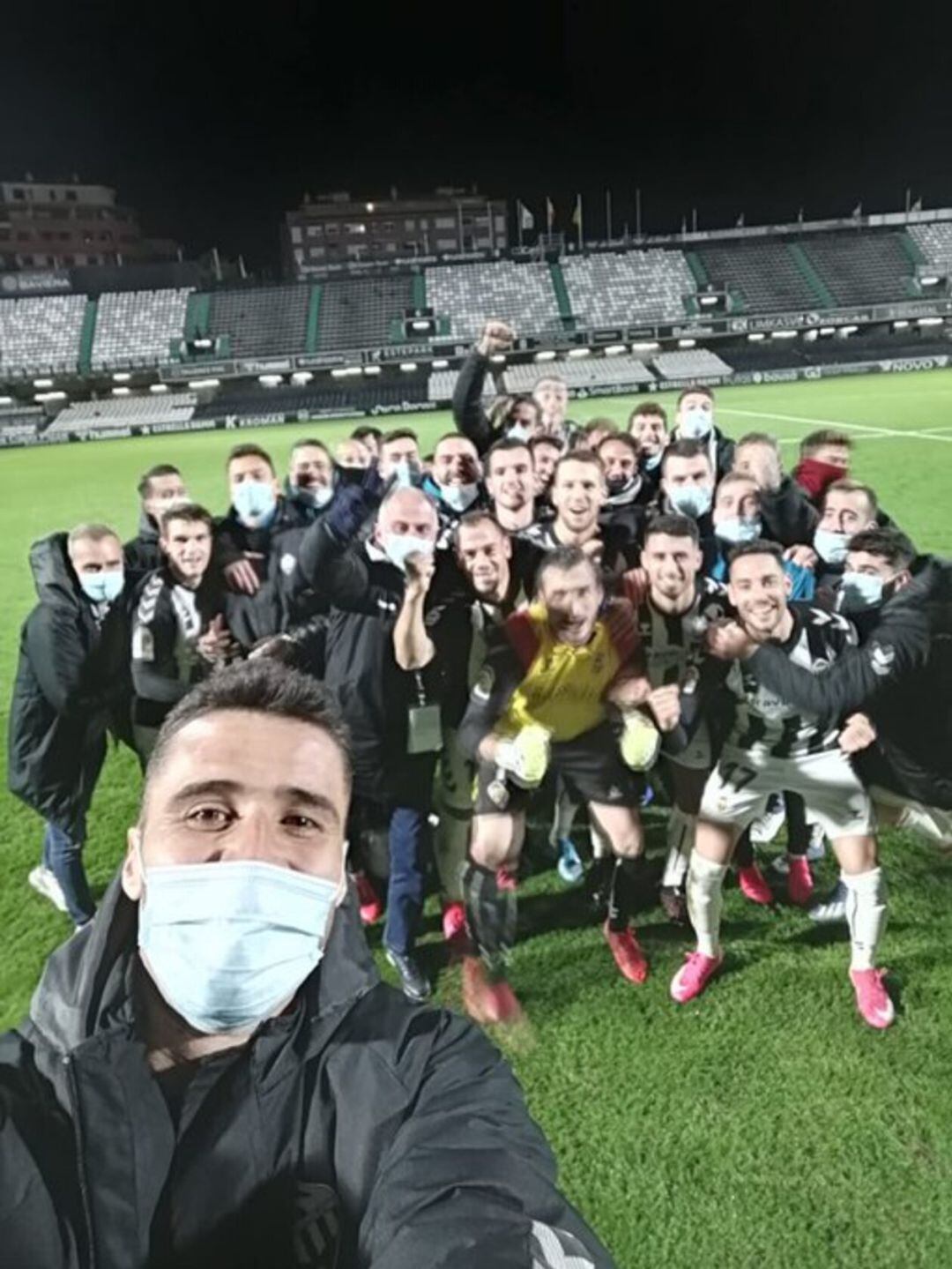 El capitán del C.D.Castellón, David Cubillas, deja constancia de la alegría del equipo tras el triunfo ante el Real Zaragoza