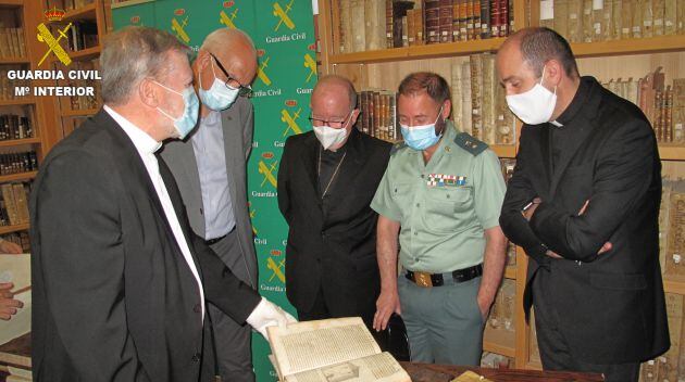 La devolución de los libros se ha realizado en la antigua iglesia de la Merced, sede actual de la biblioteca del Seminario, y en ella han estado presentes el subdelegado del Gobierno en Cuenca, Juan Rodríguez; el Obispo de Cuenca, Monseñor José Marías Yanguas; el jefe de la Comandancia de la Guardia Civil de Cuenca, teniente coronel Fernando Montes, y el responsable de la biblioteca, Vicente Malabia.