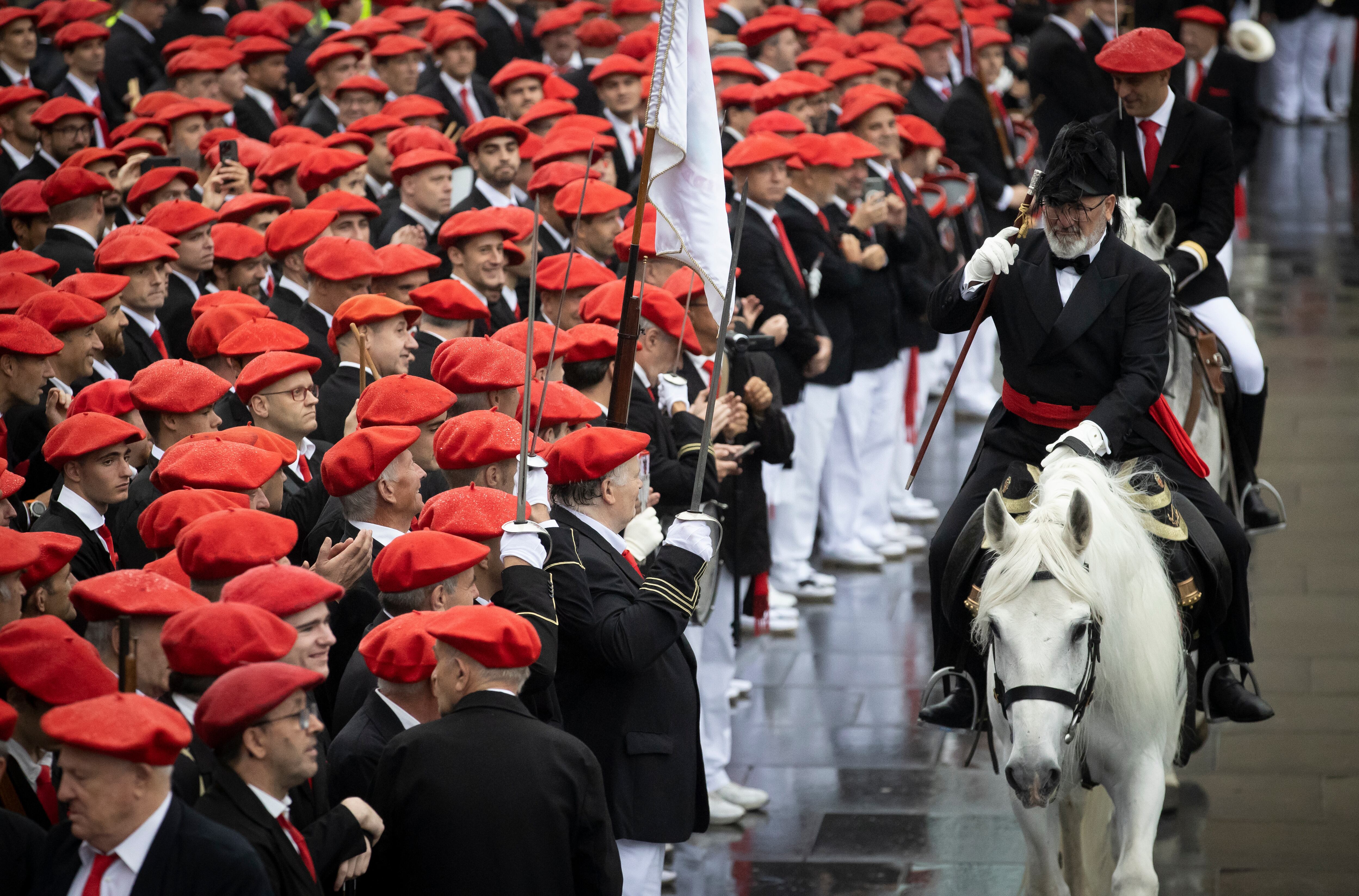 Paco Carrillo, General del Alarde Tradicional, saluda a las compañías en su llegada a la plaza San Juan. EFE/Javier Etxezarreta