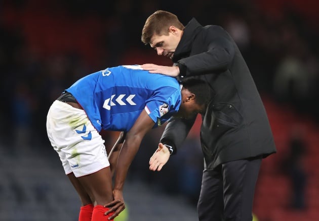 Umar Sadiq, junto a Gerrard en su etapa como jugador del Rangers.