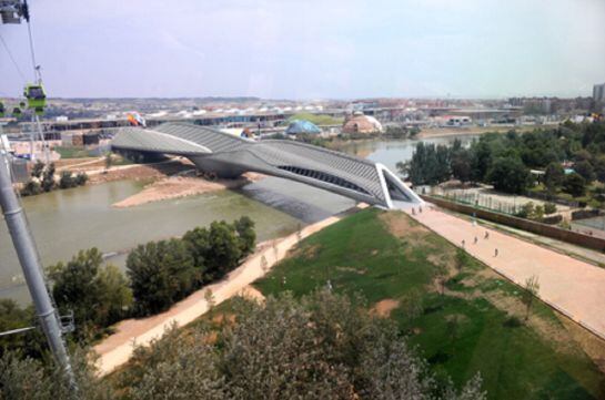 Vista aérea del pabellón puente de la Expo 2008