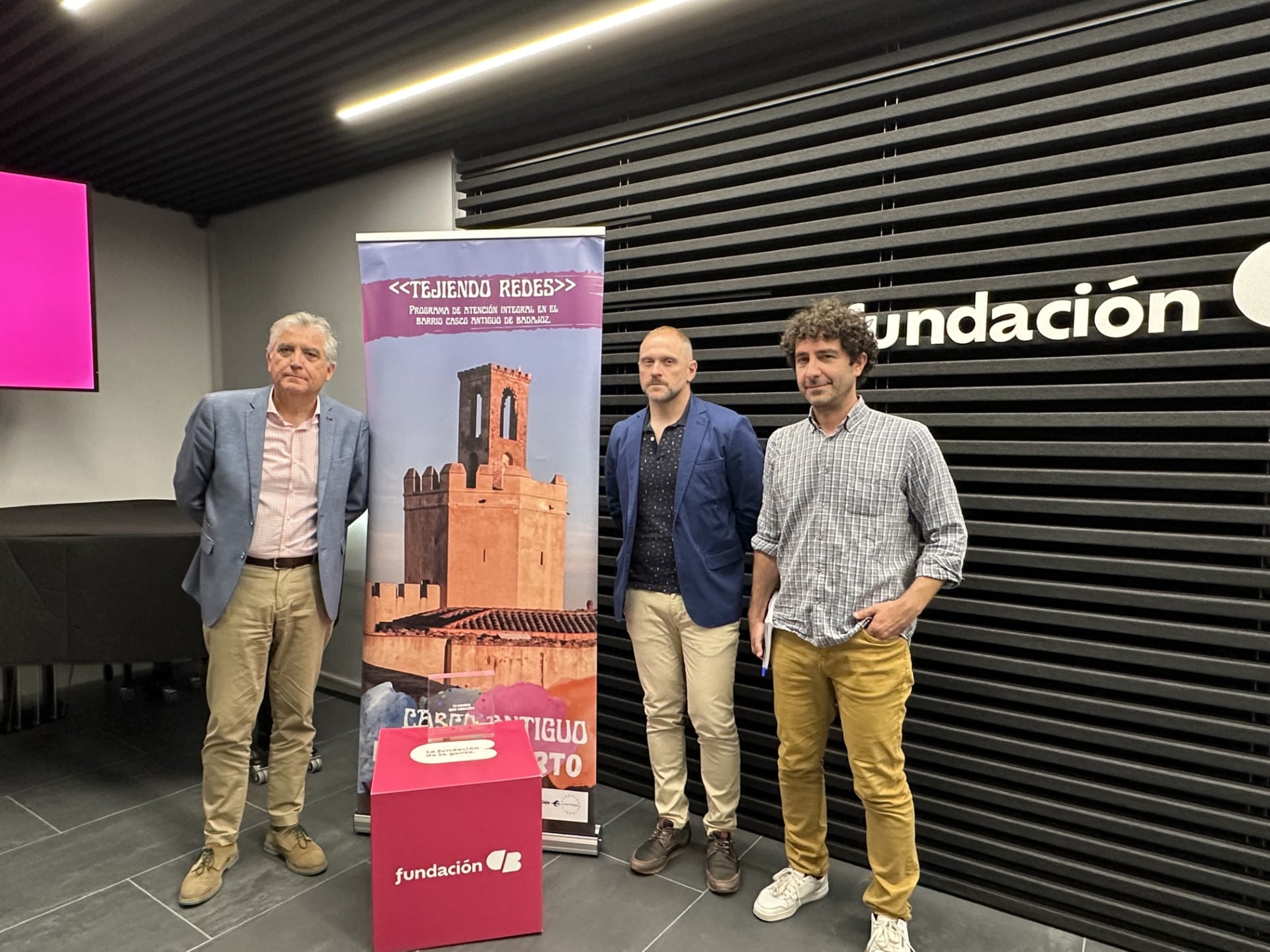 De izquierda a derecha, Emilio Jiménez, director de Fundación CB, Mariano Enrique Mariano Enrique Olivera, director autonómico de YMCA y Emilio Vázquez, psicólogo de Fundación CB