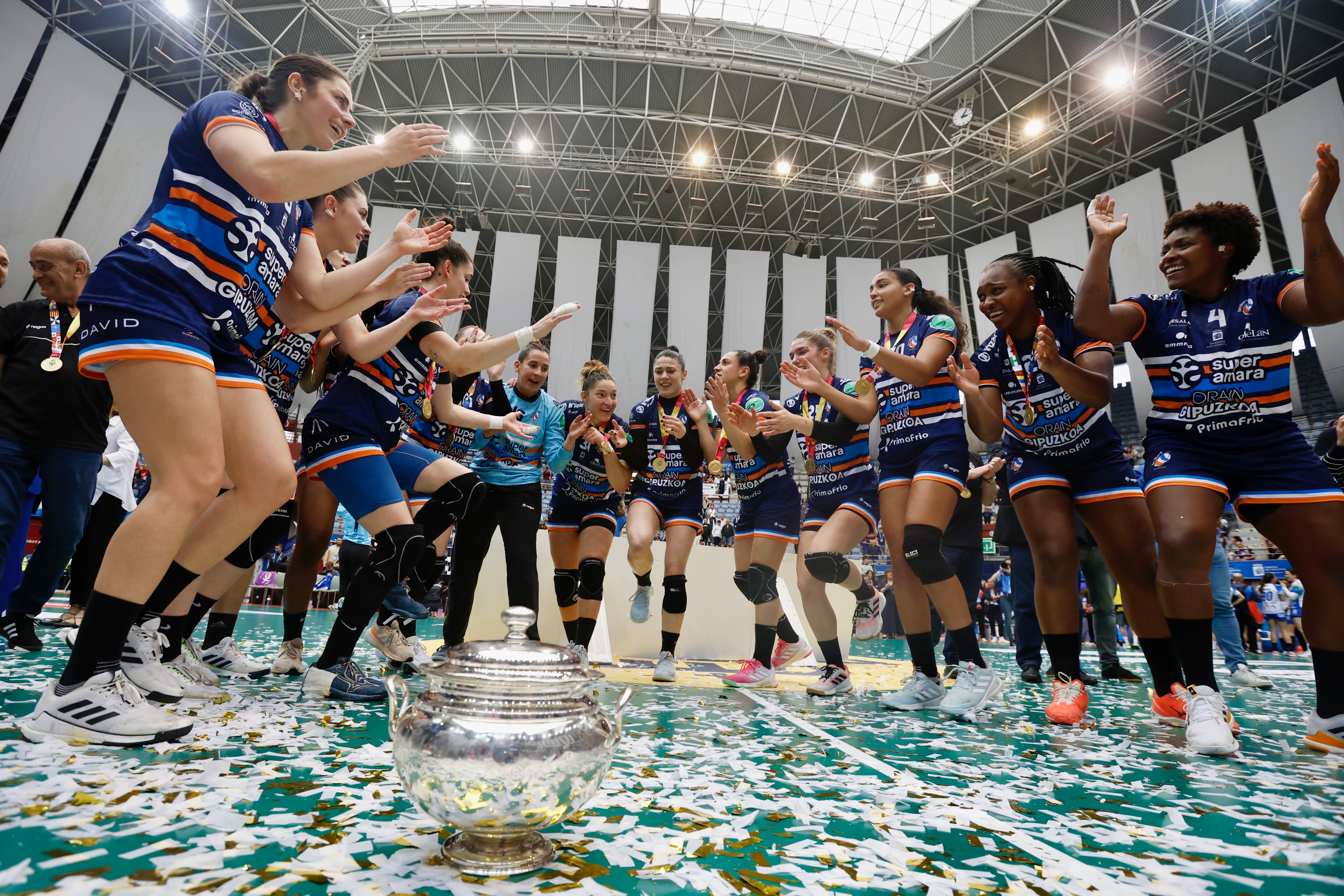 SAN SEBASTIÁN, 12/05/2024.-Las jugadoras del Super Amara Bera Bera de San Sebastián se han proclamado campeonas de la Copa de la Reina de Balonmano Femenino frente al Aula Valladolid, este domingo en la ciudad Donostiarra.- EFE/Javi Colmenero
