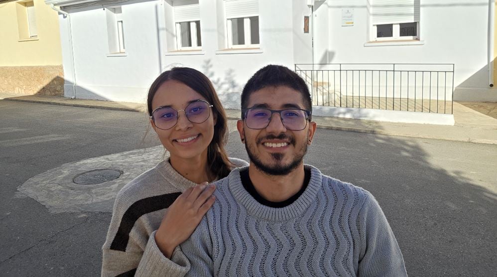 Andrés Felipe y su pareja en las calles de su nuevo pueblo, Cardenete (Cuenca).