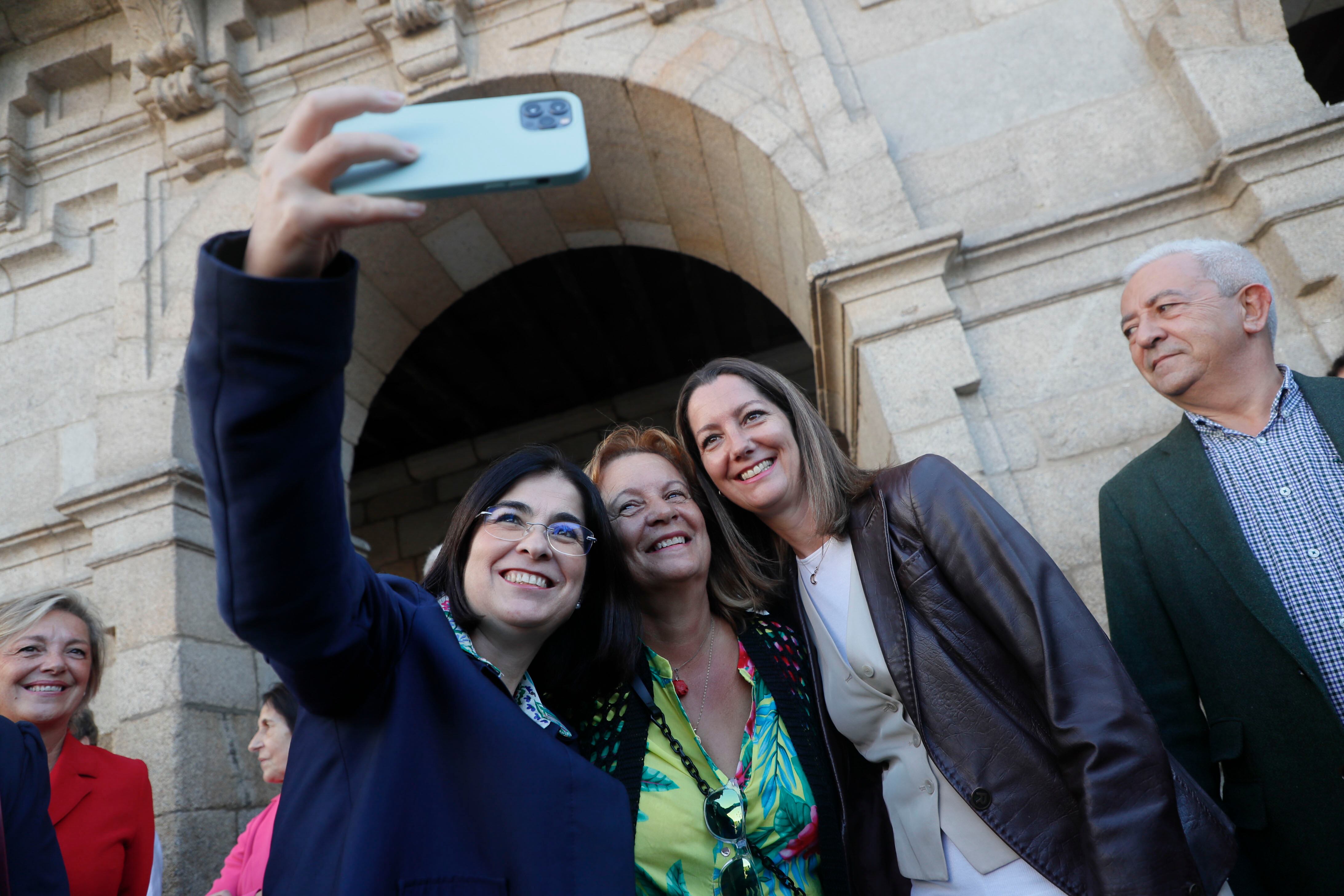 La ministra de Sanidad, Carolina Darias, y la alcaldesa de Lugo, Lara Méndez (d), se hacen una fotografía junto a una simpatizante en su visita este sábado a Lugo, en plenas fiestas de San Froilán, un día después de la celebración del Consejo Interterritorial de Salud en Compostela. EFE/Eliseo Trigo