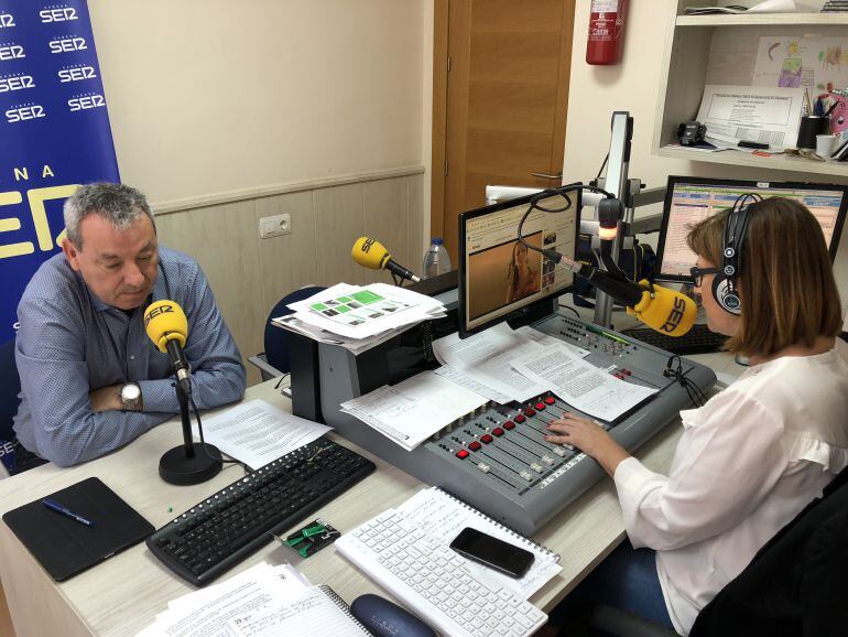 El presidente de la Autoridad Portuaria, Francisco Álvarez de la Chica, en su visita a los estudios de Radio Motril