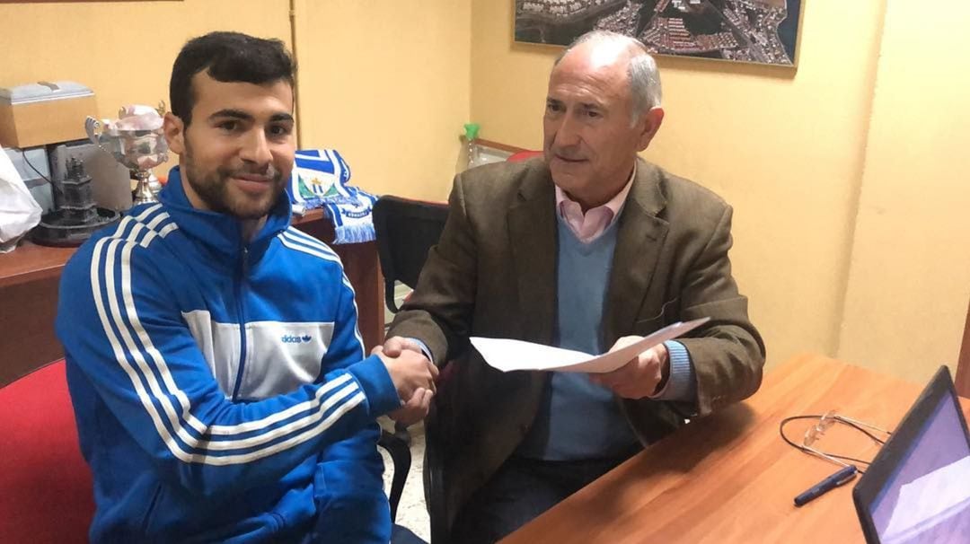 Gámiz en su firma de contrato.