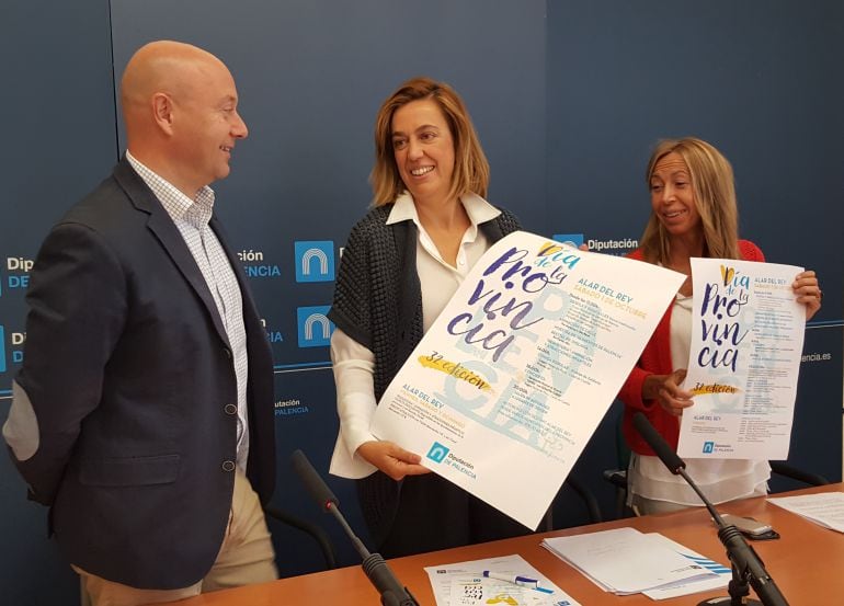 Luis Calderón (i), Ángeles Armisén (c) y Carmen Fernández (d) presentan el XXXII Día de la Provincia de Palencia