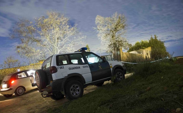 Efectivos de la Guardia Civil en las inmediaciones del lugar donde una mujer de 51 años ha fallecido en la tarde del lunes en la localidad sevillana de Pilas, tras sufrir un fuerte golpe en la cabeza cuando entraba en el inmueble en el que se encuentra su domicilio. 