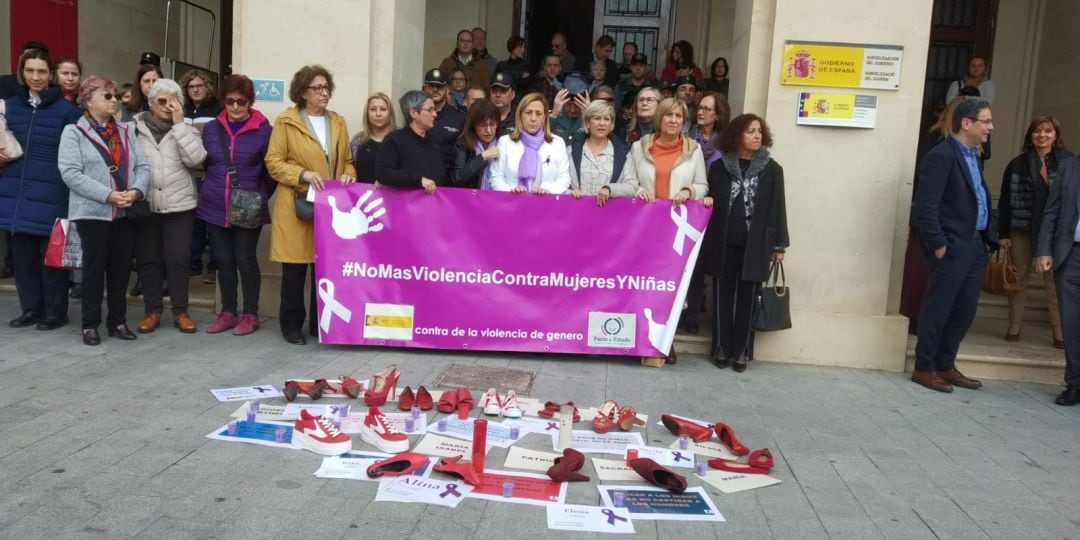 Concentración en la Subdelegación de Gobierno en Alicante por el crimen machista de Moraira, el primero de 2020 en la Comunitat Valenciana