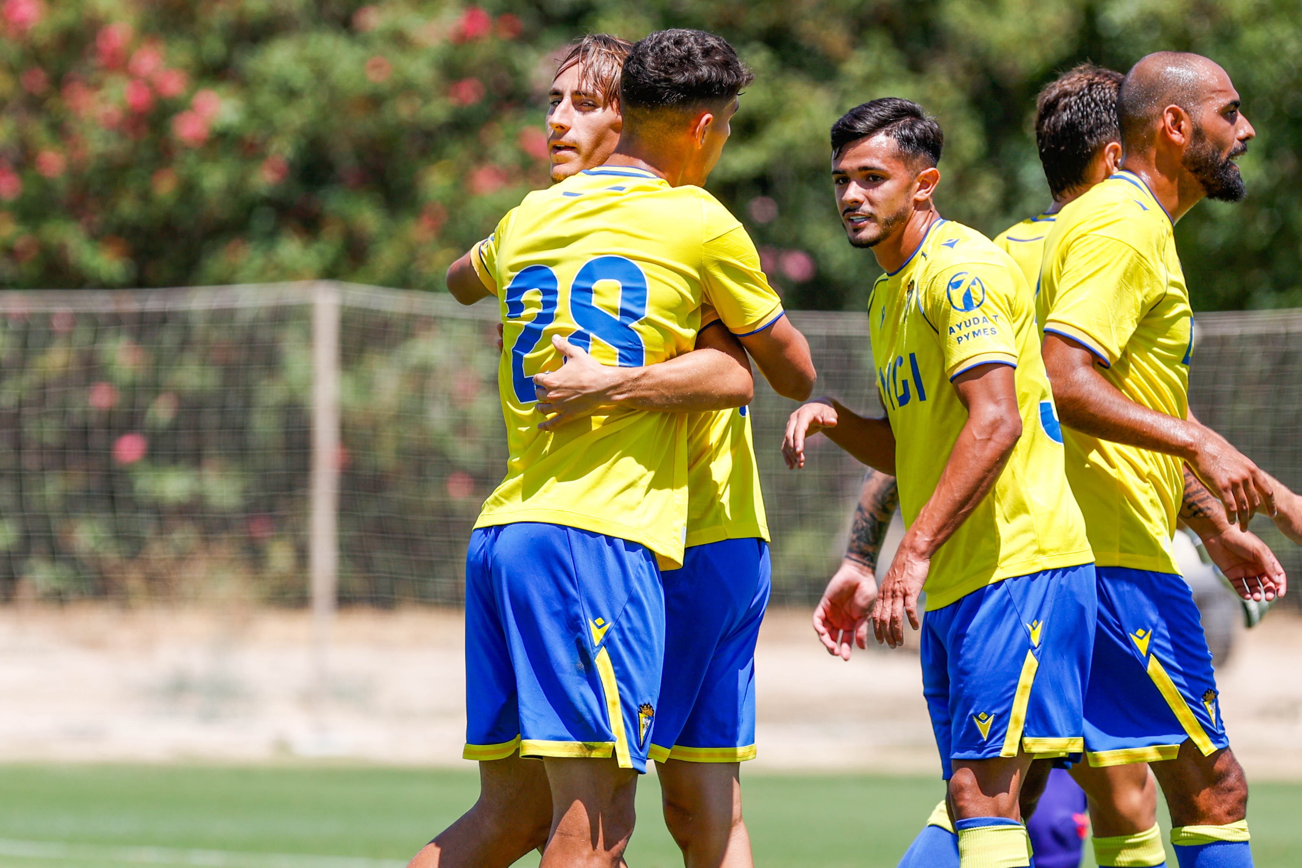 David García celebra junto a Borja Vázquez su gol ante Las Palmas en el stage de pretemporada en Benalup-Casas Viejas.