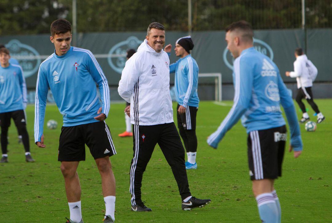 Óscar dirigiendo un entrenamiento del Celta