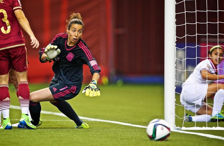 CAN01. MONTREAL (CANADÁ), 09/06/2015.- Ainhoa Tirapu de España en acción ante Costa Rica hoy, martes 9 de junio de 2015, durante la Copa Mundial de Fútbol Femenino, en Montreal (Canadá). EFE/ANDRE PICHETTE/SOLO USO EDITORIAL/PROHIBIDO SU USO EN ASOCIACIÓN CON ALGUNA ENTIDAD COMERCIAL/ESTAS IMÁGENES NO DEBEN SER USADAS EN CUALQUIER FORMA DE ALERTA O AVISO DE SERVICIO DE CUALQUIER TIPO, INCLUYENDO ALERTAS Y SERVICIOS VÍA TELÉFONO MÓVIL, DESCARGAS A DISPOSITIVOS MÓVILES O MENSAJERÍA MMS