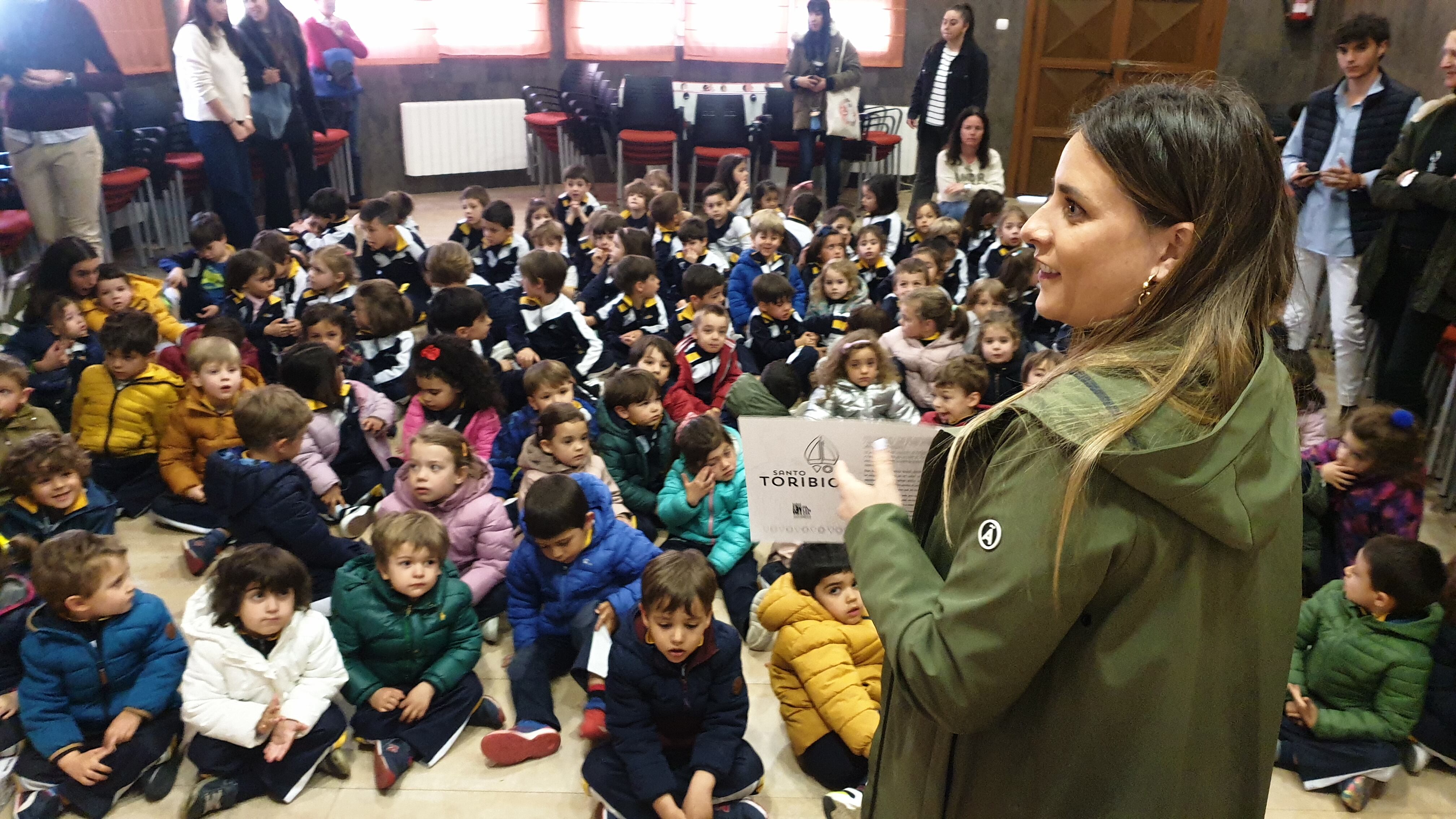 La Concejala de Cultura y Fiestas, Laura Lombraña, ha contado a los alumnos de Infantil de la Salle de Palencia de dónde viene la tradición de la pedrea de pan y queso de Santo Toribio