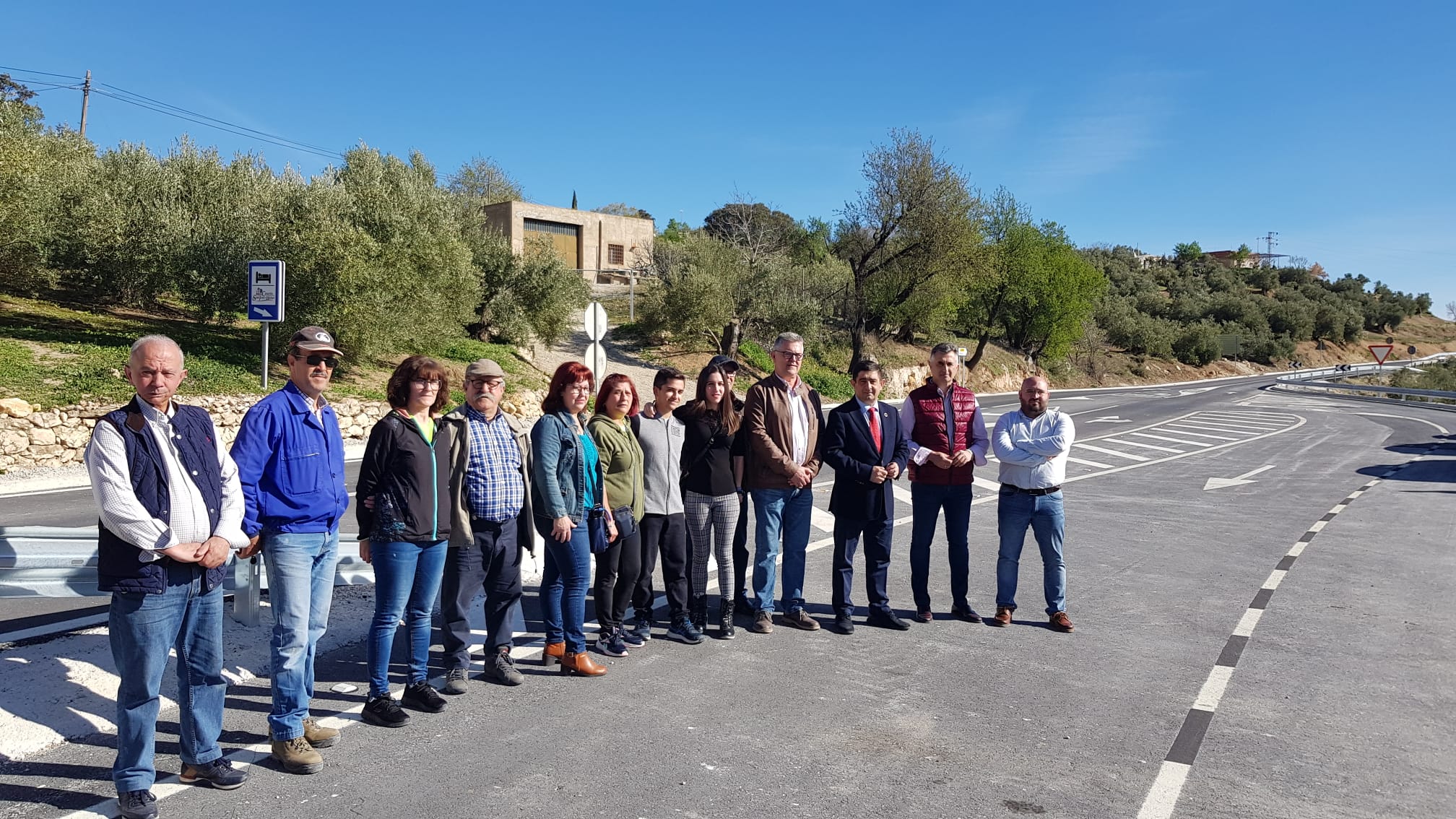 Foto de familia con representantes de la Diputación, de los dos municipios y de la empresa que ha ejecutado las obras