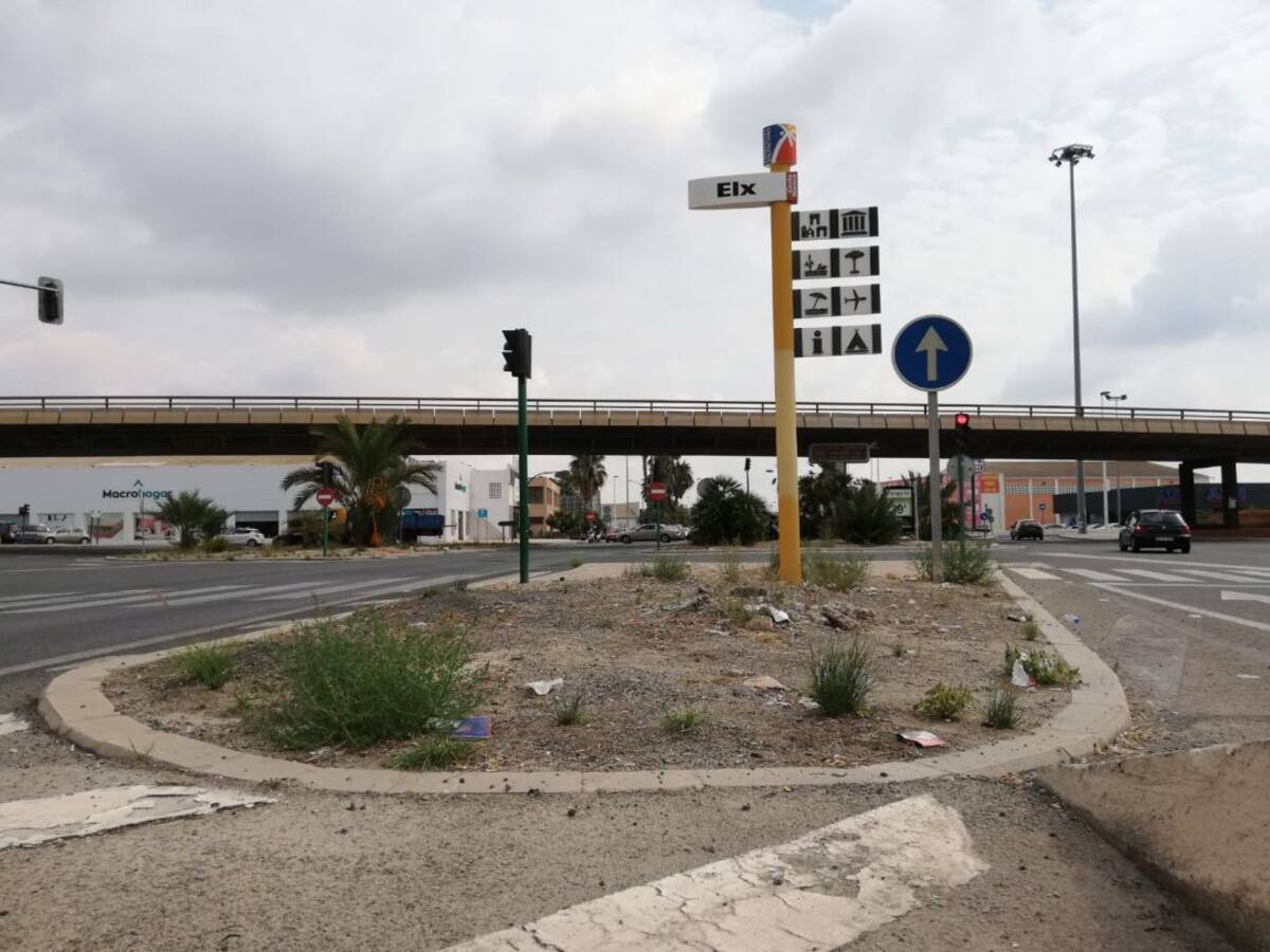 El PP denuncia el lamentable estado de conservación de las rotondas de la Ronda Norte