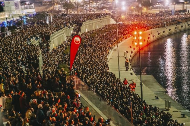 Asistentes a la mascletà vertical en La Marina