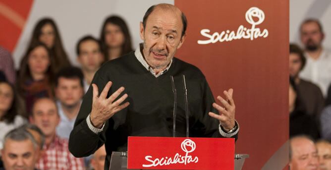 El líder del PSOE, Alfredo Pérez Rubalcaba, durante su intervención en un acto público de su partido en Ejea de los Caballeros (Zaragoza).