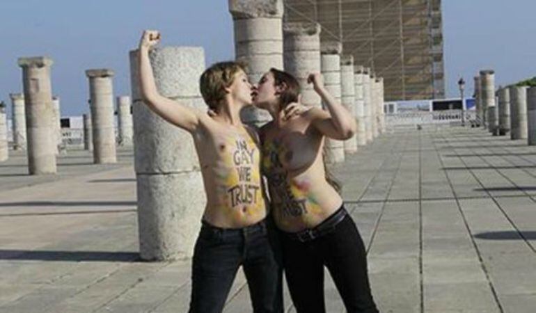 Dos activistas de Femen se besan ante un emblemático monumento marroquí.