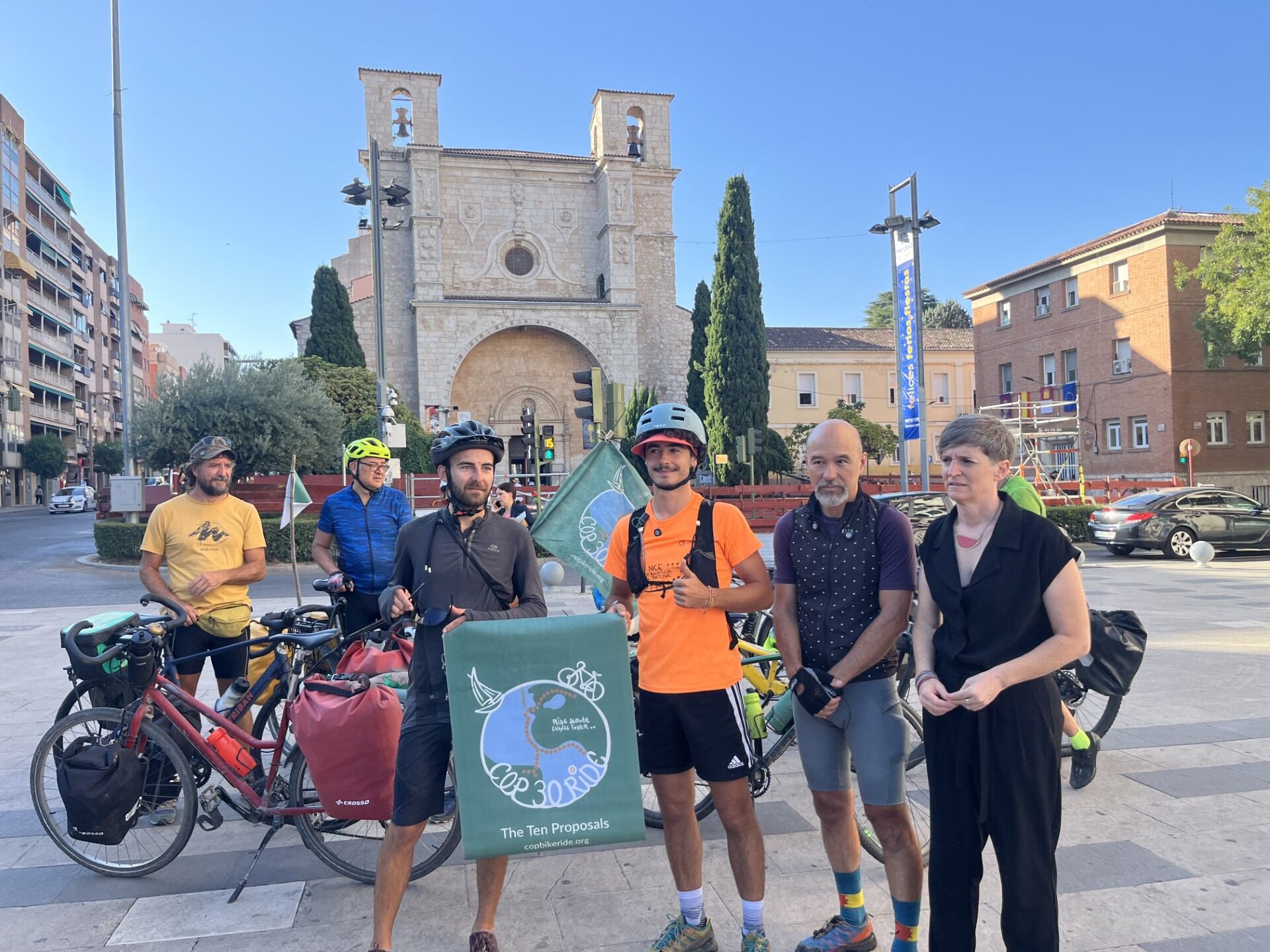 Algunos de los ciclistas esta mañana en Guadalajara, justo antes de partir a Rivas (Madrid)