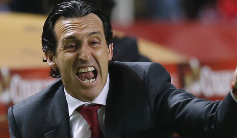 Sevilla&#039;s coach Unai Emery gestures during their Spanish King&#039;s Cup quarterfinal second leg soccer match against Espanyol at Ramon Sanchez Pizjuan stadium in Seville, January 29, 2015. REUTERS/Marcelo del Pozo (SPAIN - Tags: SPORT SOCCER)