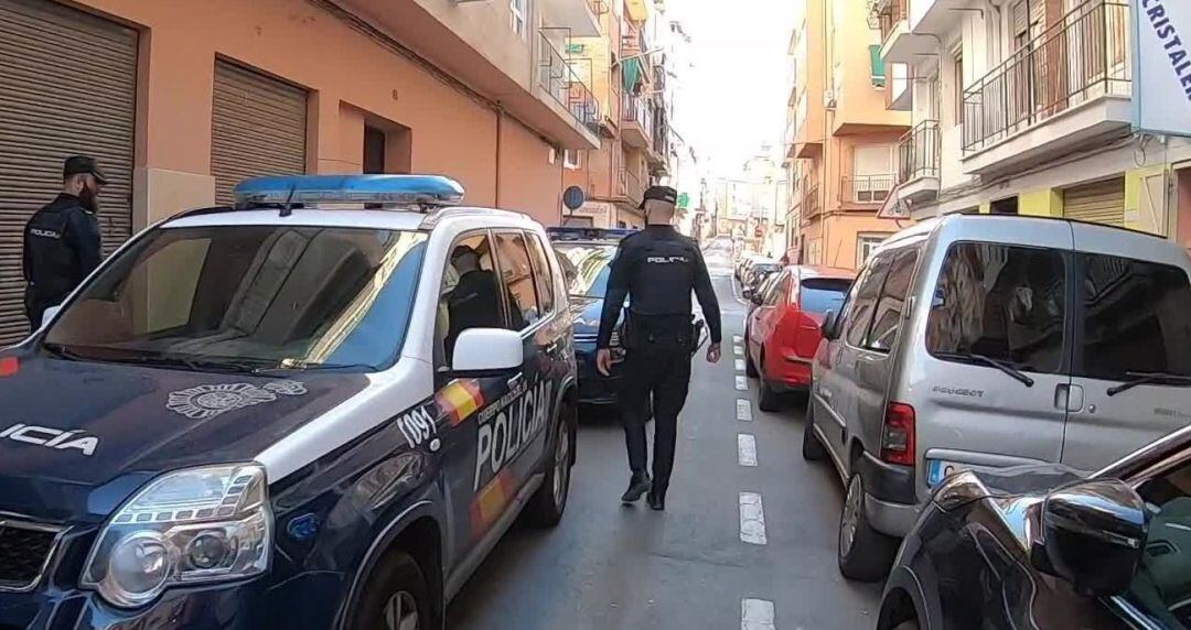 Foto de archivo de dos policías en una calle de Alicante.