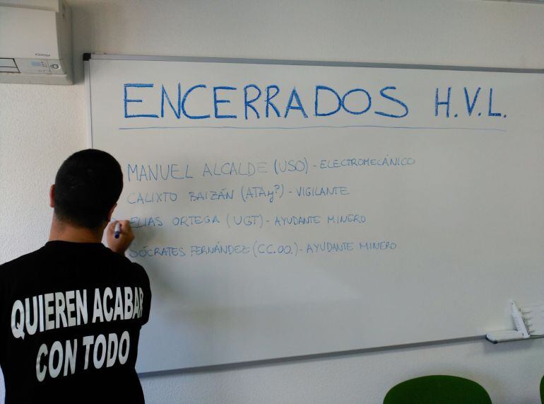 Cuatro mineros se encierran de manera indefinida en las oficinas de La Hullera