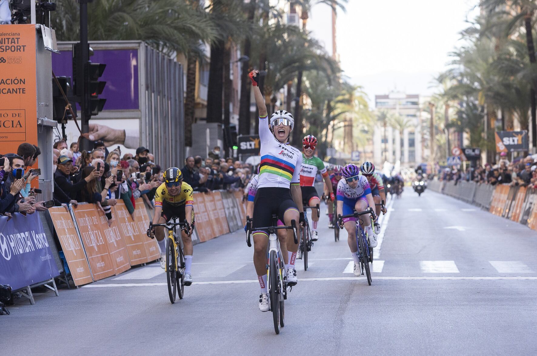 Elisa Balsamo celebra la victoria de la primera etapa