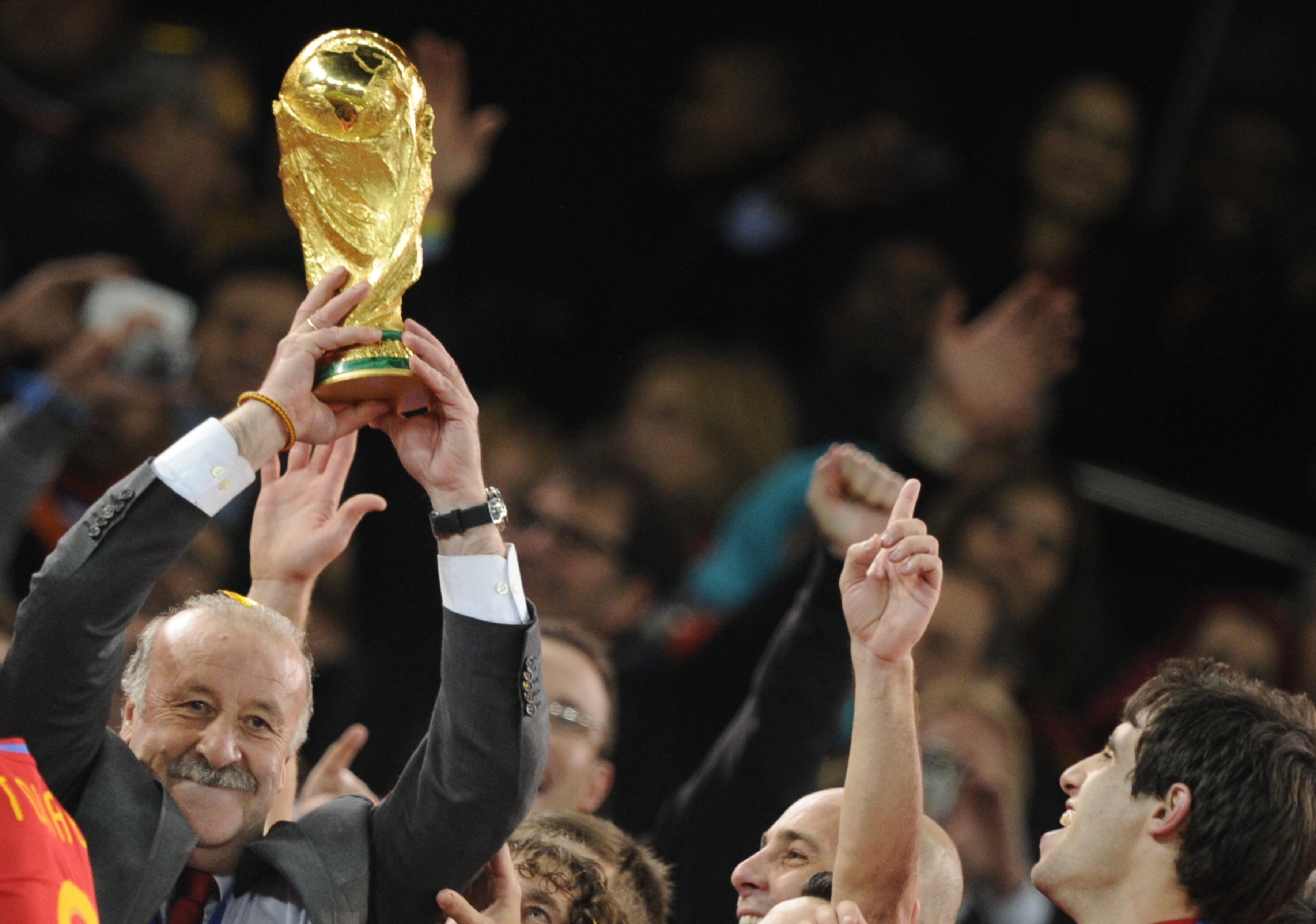 Vicente del Bosque levanta la Copa del Mundo. AFP PHOTO / JAVIER SORIANO (Photo credit should read JAVIER SORIANO/AFP via Getty Images)