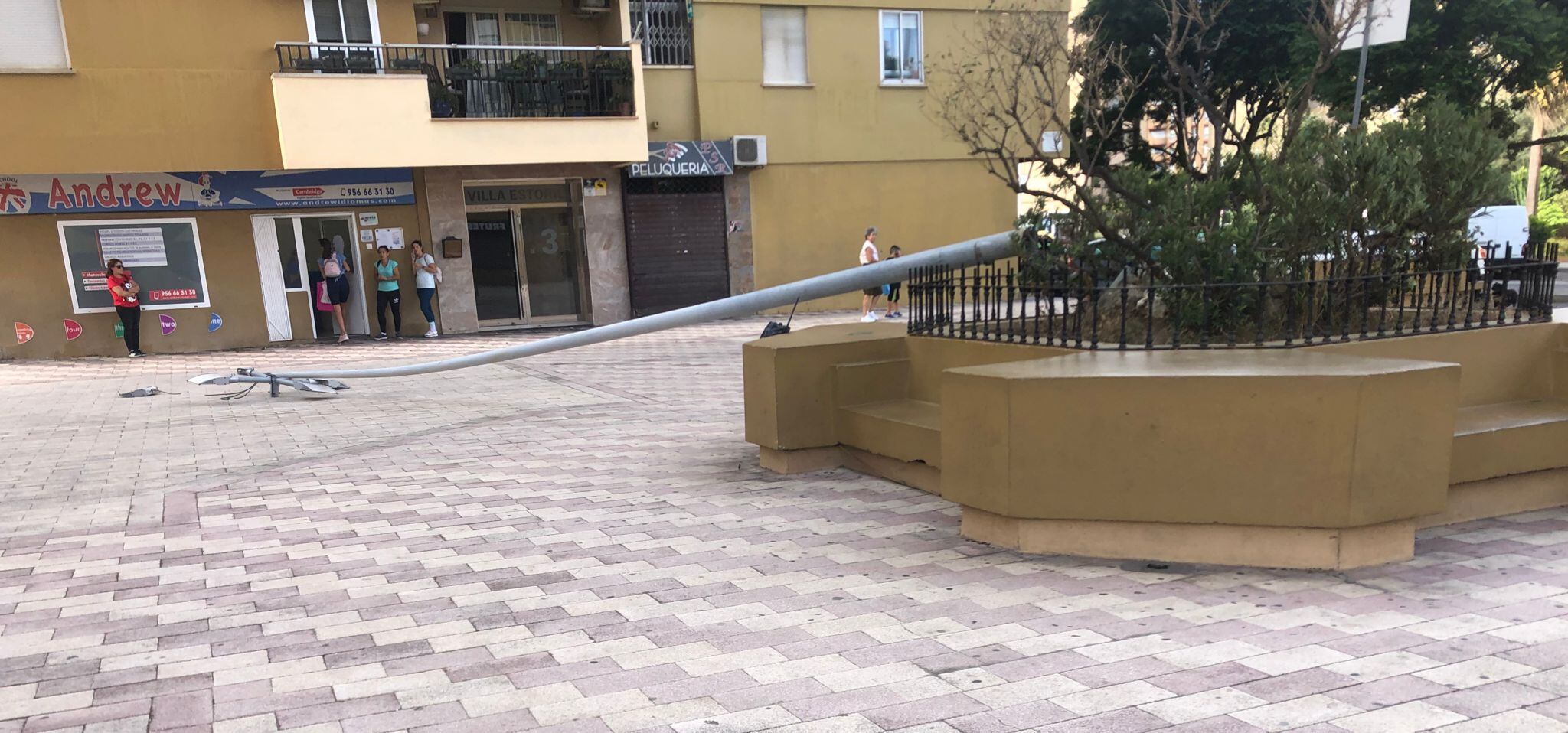 Una farola caída en Algeciras
