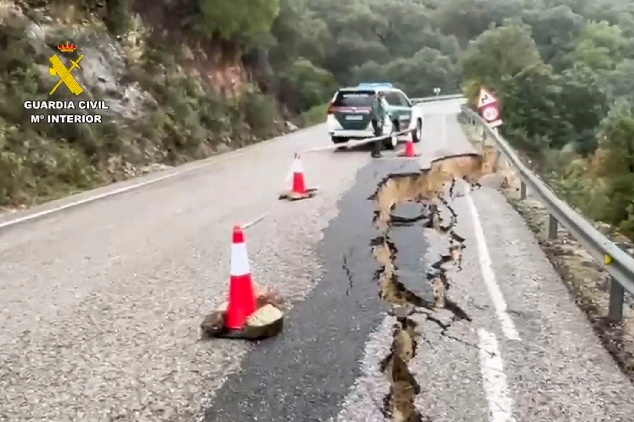 MÁLAGA, 07/02/2026.- A la preocupante situación de localidades de la Serranía de Ronda ante la situación de la presa de Montejaqu, la carretera que une la localidad de Benaojan con Cortes de la Frontera ha colapsado por las intensas lluvias de la última semana. EFE/Guardia Civil -SOLO USO EDITORIAL/SOLO DISPONIBLE PARA ILUSTRAR LA NOTICIA QUE ACOMPAÑA (CRÉDITO OBLIGATORIO)-