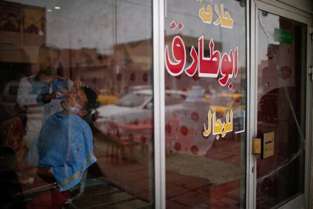 Un hombre se afeita en una barbería del este de Mosul (2 de mayo de 2017)