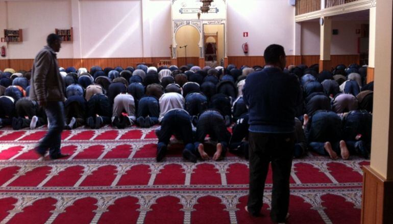 Fieles rezando en la mezquita de Terrassa