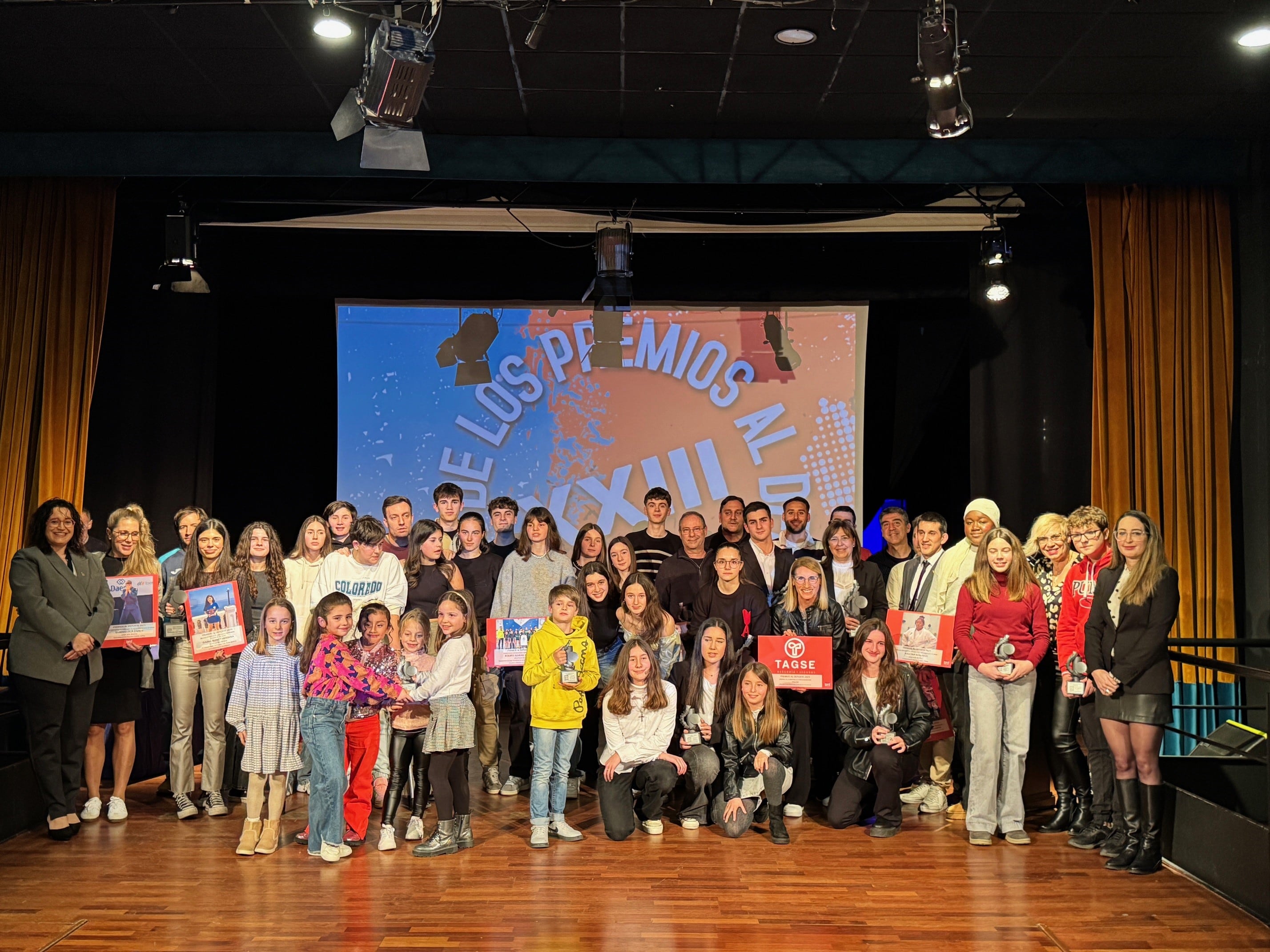 Foto de familia de los deportistas premiados con las autoridades. Foto: Ayto. de Binéfar