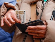 ZARAGOZA, 03/12/2024.- La novedad de la edición de este año en la lotería de Navidad es el incremento en el número de series, lo que se traduce en más premios y, por tanto, más oportunidades para los jugadores. Este año 2024 el sorteo contará con 193 series, un aumento respecto a las 185 series que se pusieron en circulación el año pasado. Además, cada serie estará compuesta por 100.000 números, lo que implica que se pondrán a la venta un total de 193 millones de décimos. EFE/Javier Cebollada