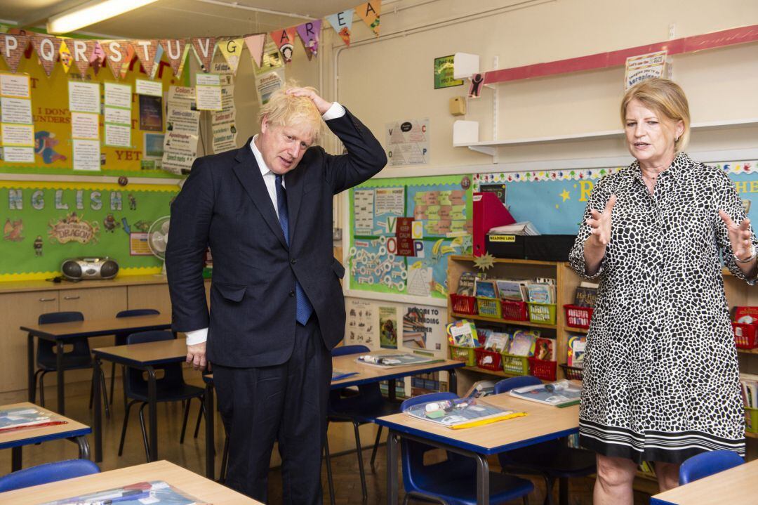 El primer ministro de Reino Unido, Boris Johnson, durante la visita a un colegio que se prepara a la vuelta a las aulas con seguridad